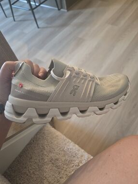 Womens OnCloud Cloudswift4, Size 7